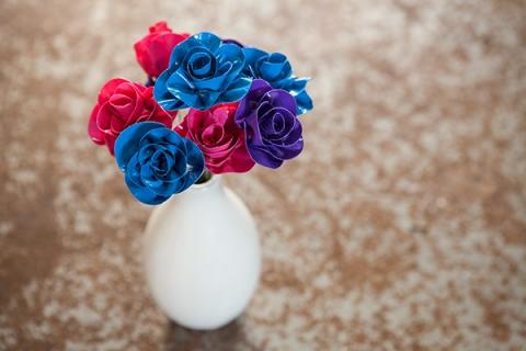 trang trí lọ hoa hồng băng keo dính màu 