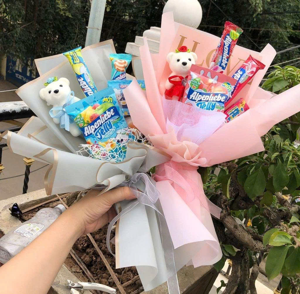 Bạn có bao giờ tự nghĩ mình sẽ làm được những đóa hoa tuyệt đẹp từ băng keo chưa?