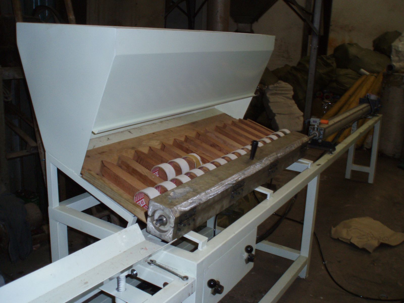 MÁY PHÂN CUỘN BĂNG KEO 02